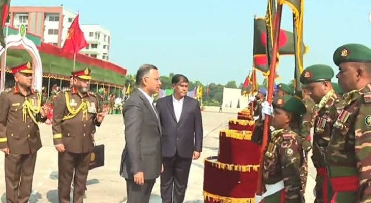 সেনাবাহিনীর ৭ ইউনিটকে জাতীয় পতাকা প্রদান করলেন প্রধানমন্ত্রী